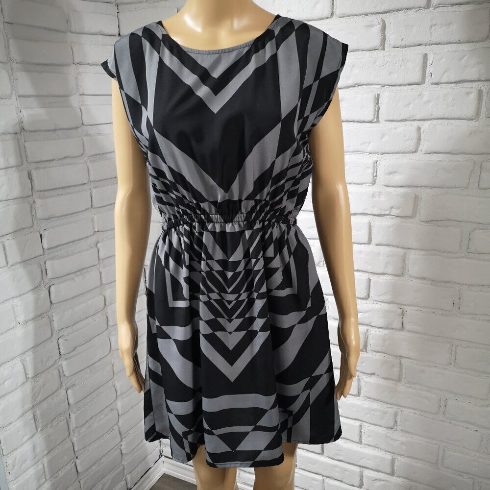 BeBop Ladies Size Medium Gray & Black Lightweight Elastic Waist Dress